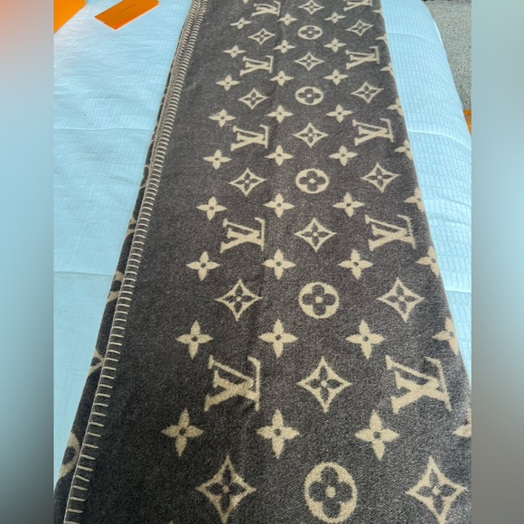 Louis Vuitton Blanket/Shawl/Throw - Picture 3 of 5